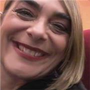 Professoressa di matematica e scienze impartisce lezioni di matematica, scienze, chimica e fisica a ragazzi di scuole superiori